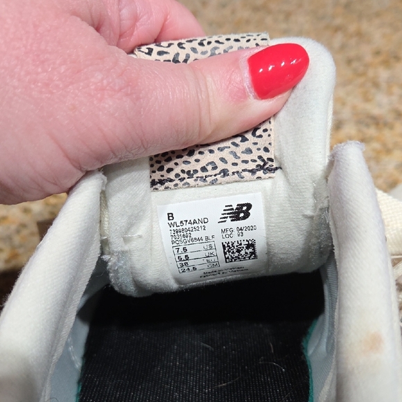 New Balance Beige and Black Sneakers - Picture 4 of 6